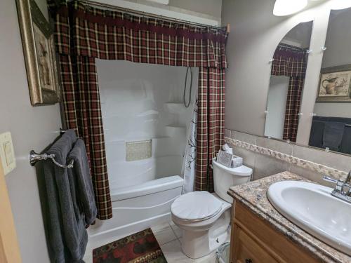 Shower, Stone Ridge Chalet Bed n Breakfast in Algonquin Highlands (ON)