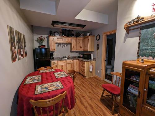 Kitchen, Stone Ridge Chalet Bed n Breakfast in Algonquin Highlands (ON)