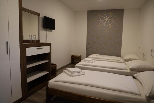 4 twin beds