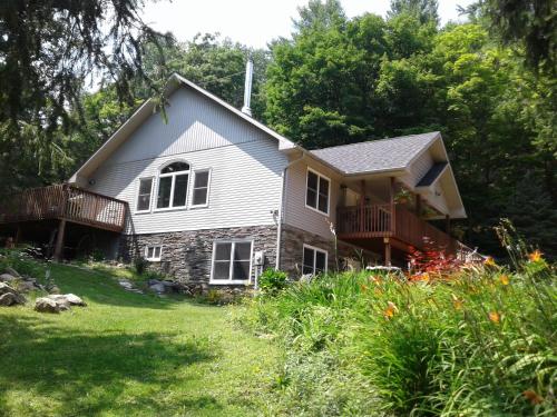 Garden, Stone Ridge Chalet Bed n Breakfast in Algonquin Highlands (ON)