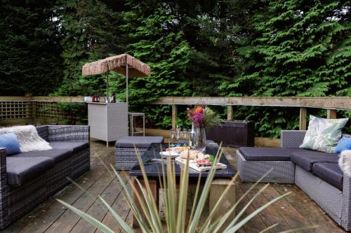 Cheerful 7-bedroom house with hot tub sleeps 25 in Rangeworthy
