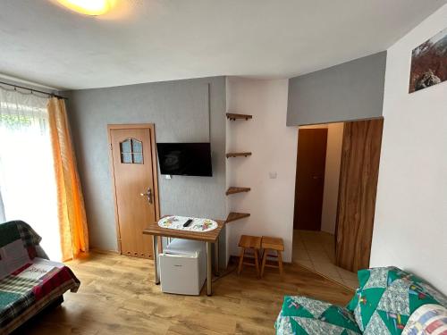 1 twin bed, 2 sofa beds