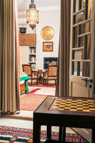 Deluxe King Room image 10