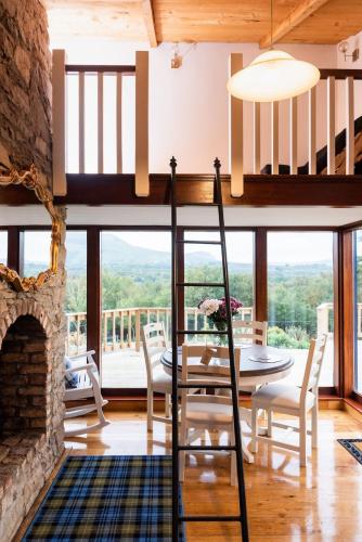 Lakeland Lodge 400 year old Bavarian Lodge with Private Hot Tub Pet Friendly in 班多倫