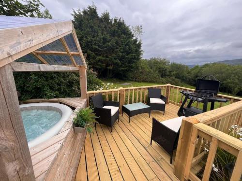 Lakeland Lodge 400 year old Bavarian Lodge with Private Hot Tub Pet Friendly in 班多倫