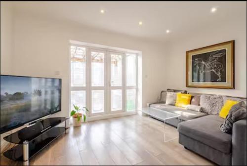 Shared lounge/TV area, Spacious 2BDR Apartment, WIFI+ Great TV near Romford Golf Club