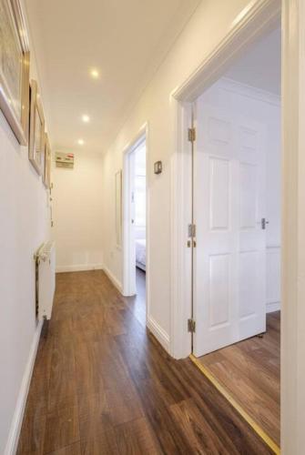 Spacious 2BDR Apartment, WIFI+ Great TV near Romford Golf Club