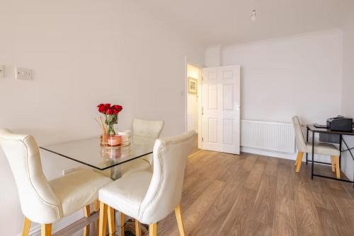 Facilities, Spacious 2BDR Apartment, WIFI+ Great TV near Romford Golf Club