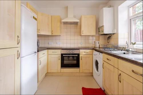 Spacious 2BDR Apartment, WIFI+ Great TV near Romford Golf Club