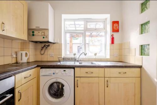 Spacious 2BDR Apartment, WIFI+ Great TV near Romford Golf Club