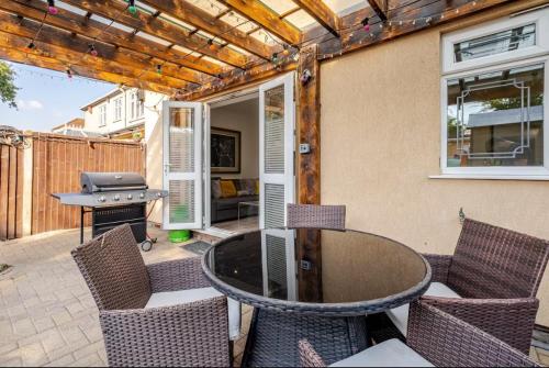 Spacious 2BDR Apartment, WIFI+ Great TV near Romford Golf Club