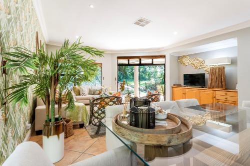 gedeelde lounge/tv-ruimte, 11 Sawubona Zimbali Chalets in Zimbali Coastal Estate