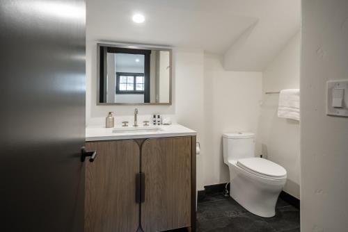 Ski-In and Out Townhome with Hot Tub by Arrow Bahn Lift! - image 12