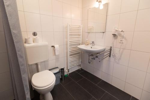 3 bedrooms, 4 beds