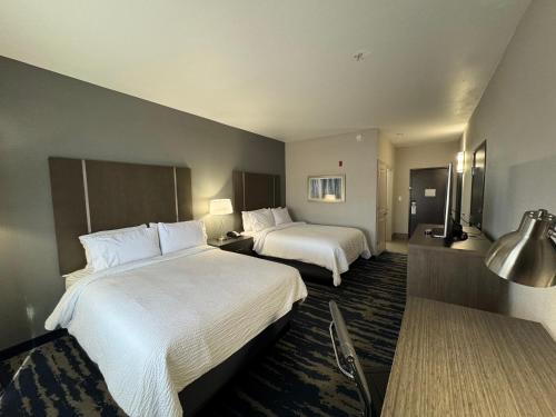 2 queen beds, 1 sofa bed