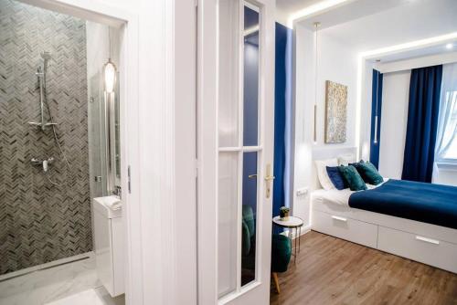 Elegant design home in vibrant center - image 4