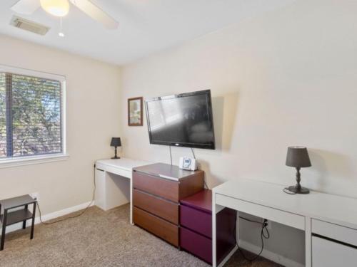 Cozy Sunterro Serenity in North Austin Pet Friendly detail