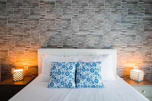 Vera Lilli – Thassos Town, MO