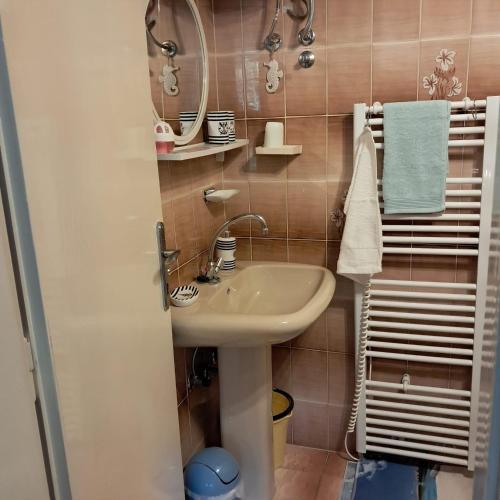 One-Bedroom Apartment image 6