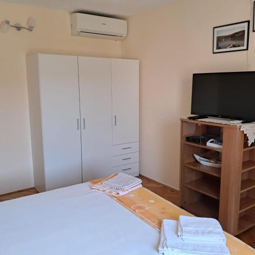 One-Bedroom Apartment image 10