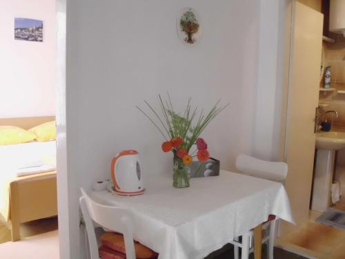 One-Bedroom Apartment image 4