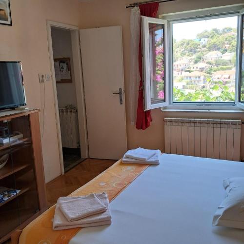 One-Bedroom Apartment image 9