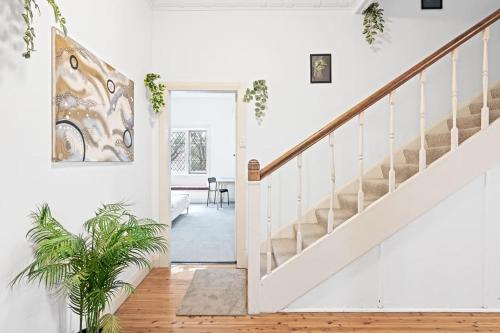 Rustic Queen Room - Seconds to Stores & Eateries - Shared Bathroom in Maroubra