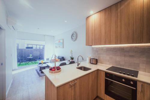 Modern Townhouse Close to City with Full Kitchen - Ellerslie, Окленд (фото 6)