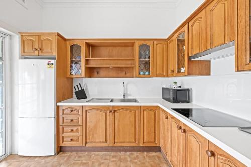 Quaint Double Room - Seconds to Shops & Eateries - Shared Bathroom in Maroubra