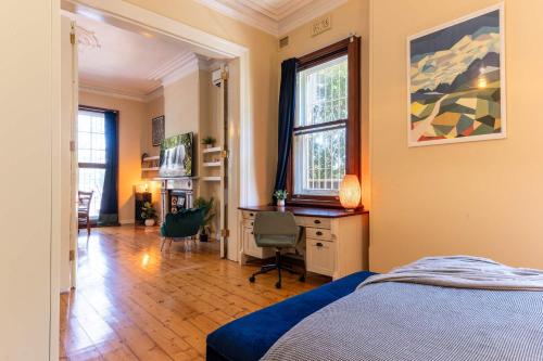 Peaceful and Stylish Petersham Aparttment with Parking - image 5