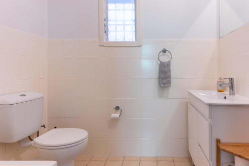 Peaceful and Stylish Petersham Aparttment with Parking - image 3