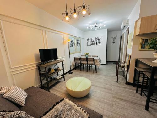 Shared lounge/TV area, Cozy 2-BR Perfect for Families and Friends in Bacoor