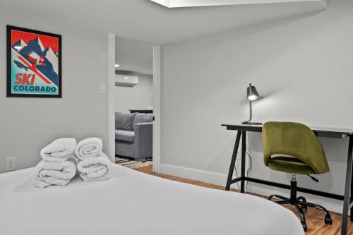 Apartment room in Cozy Dog-Friendly Unit with Parking Near Broadway