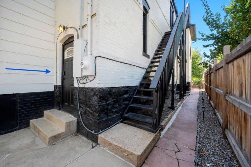 Cozy Dog-Friendly Unit with Parking Near Broadway - image 4