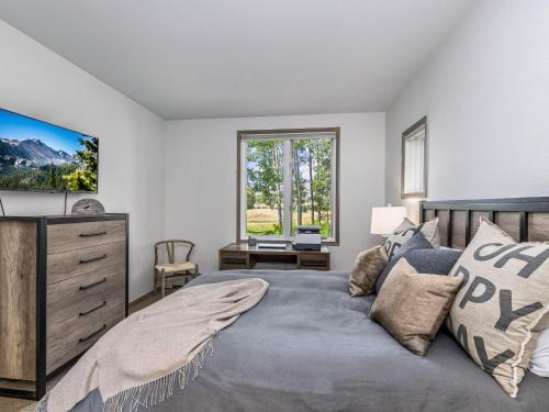 Stunning Renovated 2 Bedroom in Arrowhead Village! condo detail
