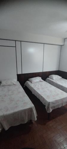 4 twin beds