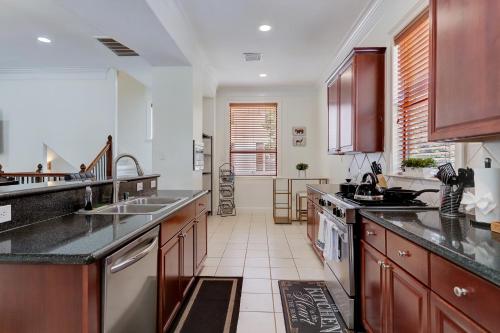 Luxury Home Minutes to Downtown Close to Everything Nice near Buffalo Bayou Park