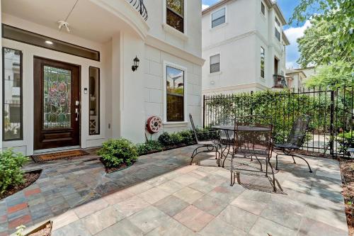 Erkély/terasz, Luxury Home Minutes to Downtown Close to Everything Nice near Buffalo Bayou Park