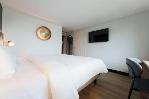 Standard Room - 1 Queen Bed