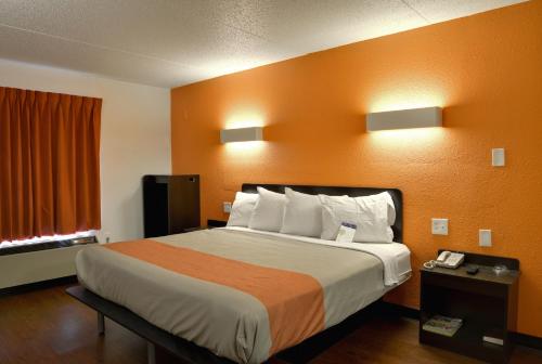 Motel 6-Toledo, OH Motel 6 Toledo is a popular choice amongst travelers in Toledo (OH), whether exploring or just passing through. The hotel offers a high standard of service and amenities to suit the individual needs o