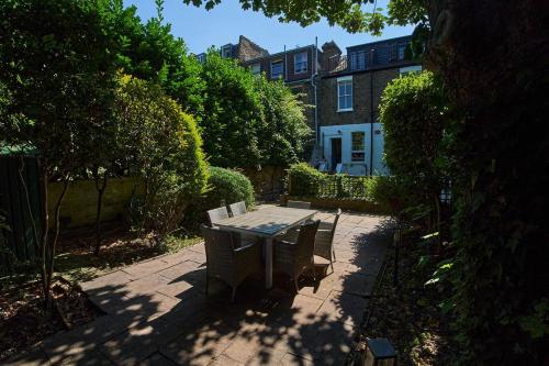 Bright Cozy Garden Retreat w Fast Wifi & 5min to Tube Subway Metro & Close to Park & Street Parking P4P, Londra (foto 8)