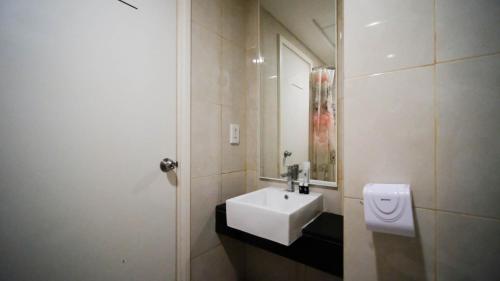 Strategic and Spacious 2BR Apartment at Trillium Residence By Travelio - image 4