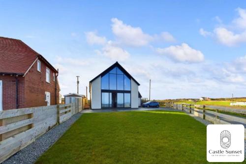 外部景觀, Luxury 4-Bedroom Beachfront Home with Hot Tub & Games Room in 凱頓