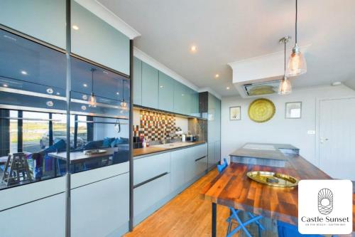 Luxury 4-Bedroom Beachfront Home with Hot Tub & Games Room in 凱頓