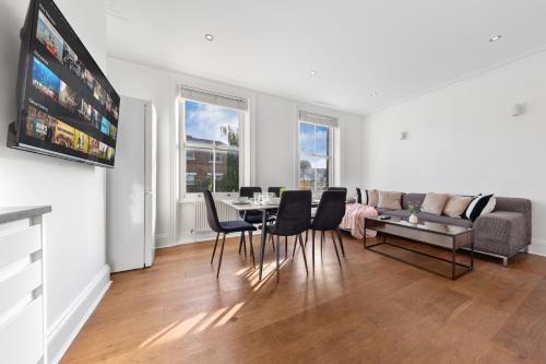 Luxury 4 Bedroom Flat with Stunning Shard View from Terrace in Central London! Next to station, Sleeps 9