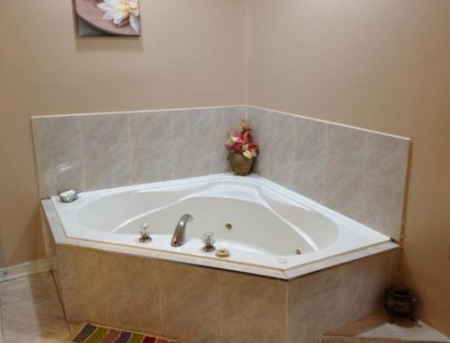 Pezsgőfürdő, Lotus Motel in Cobourg (ON)