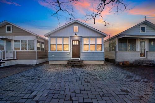 . Cozy 3-BR Retreat, Four Blocks to Beach & Boardwalk home