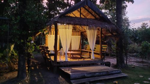 พายิ้มฟาร์มสเตย์ in Chat Trakan