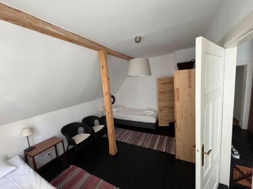 1 queen bed, 2 twin beds