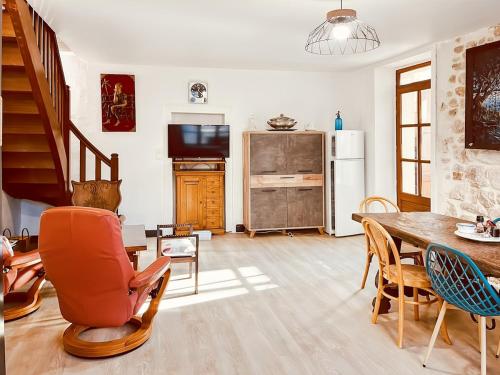 Koplietošanas atpūtas telpa ar TV, Maison au coeur de MARCOLES, 2ch, 4pers, jardin in Marcoles